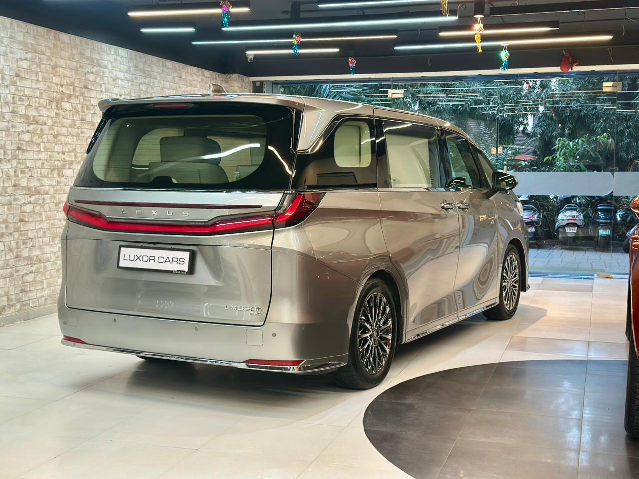 2025 Lexus LM350h Ultra Luxury 4S